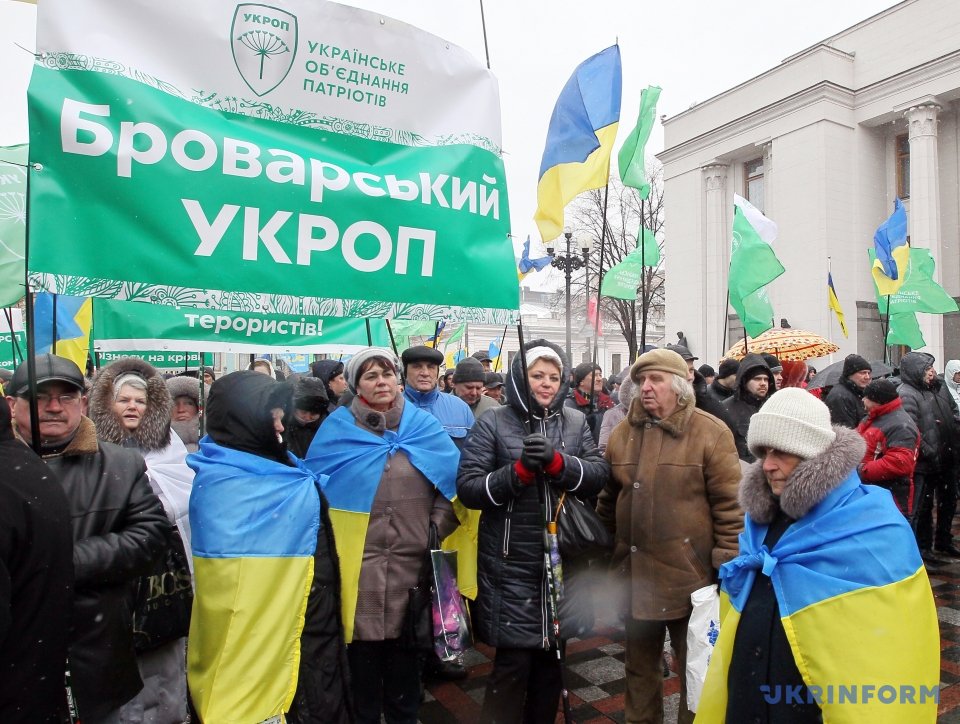 Как сообщает корреспондент Укринформа, участники акции стоят с флагами укропа и украинскими государственными флагами