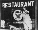 Фотография женщины, висящей плакат NRA в окне ресторана   ca