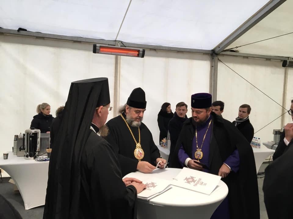 Тимошенко опубликовал соответствующие фотографии с надписью: «Представители Московского патриархата регистрируются на Объединительный собор»