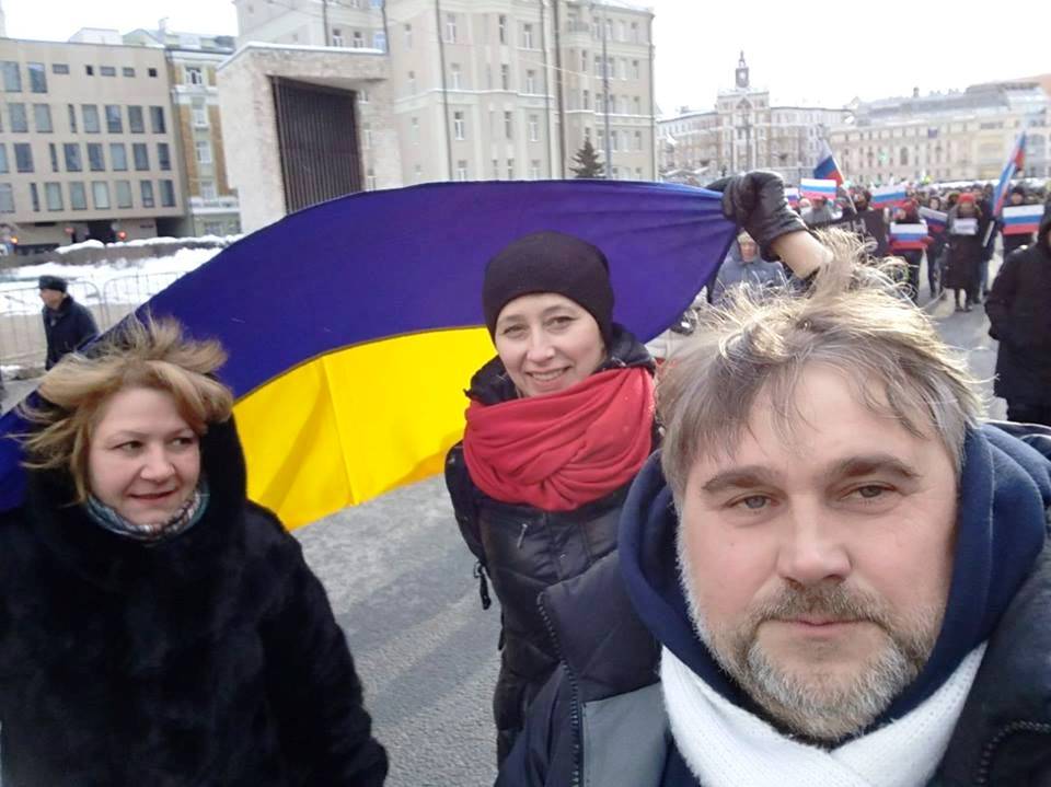 Представители украинской диаспоры в Москве приняли участие в шествии, посвященном памяти российского оппозиционного политика Бориса Немцова, держа в руках украинский флаг