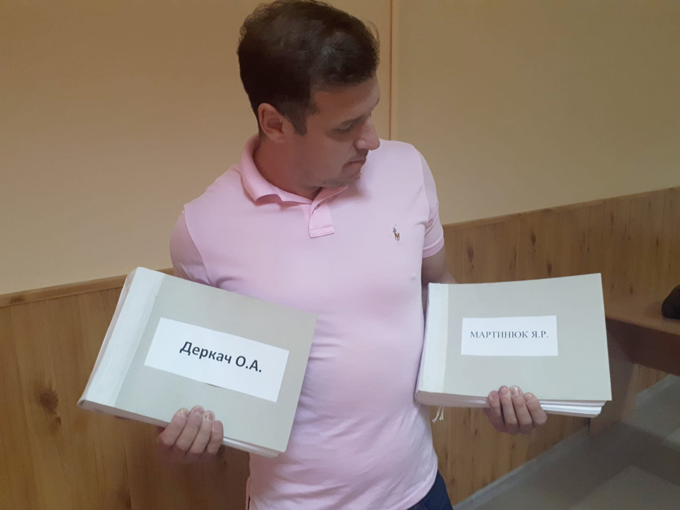 Александр Шамота с подписными листами на отзыв депутатов Оксаны Деркач и Ярослава Мартынюка