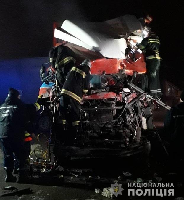 В момент ДТП в кабине автомобиля было пять человек - водитель и четверо пассажиров